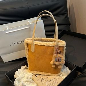 Gros plan d'un sac cabas en peluche jaune gingembre dans son coffret cadeau chic