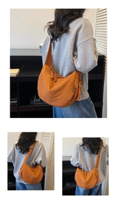 Dettaglio della borsa hobo caramello con trama stropicciata e ampia tracolla
