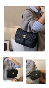 Gros plan d'un sac cabas noir matelassé avec boucle dorée et bandoulière chaîne