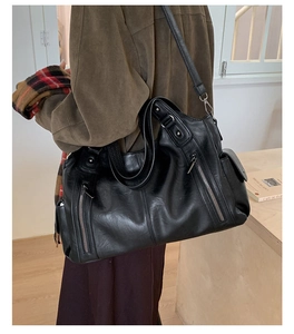 Vue détaillée du sac cabas en cuir PU noir avec fermeture éclair et poche latérale