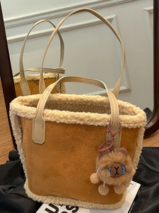 Sac cabas en daim marron avec bordure en fausse fourrure blanche et breloque petit ours