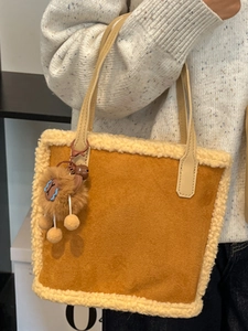 Sac fourre-tout en suédine marron avec bordure en fausse fourrure et breloque cheval