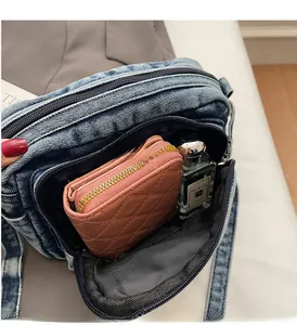 Vue détaillée de l'intérieur du sac en denim montrant l'espace pour portefeuille et parfum