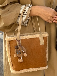 Sac cabas en daim marron avec bordure en polaire blanche et breloque mouton pour l'hiver