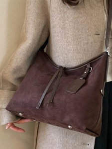 Sac hobo élégant en daim marron foncé pour femme avec un grand design minimaliste chic