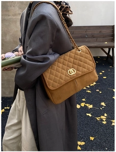 Détail du sac cabas matelassé chameau avec fermoir double anneau doré et chaîne métal