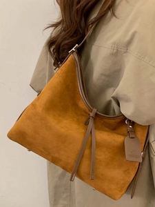 Sac hobo en daim marron avec bordures en cuir foncé et bandoulières pour femmes