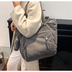 Dettaglio della borsa tote in velluto a coste grigio con tasca zip e mini portamonete