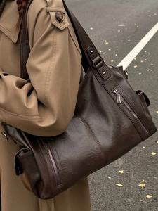 Sac fourre-tout rétro marron foncé avec fermetures éclair métalliques et poches de côté