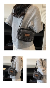 Détail du petit sac bandoulière en denim délavé gris avec logo vintage et fermeture