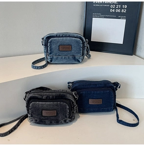 Vue détaillée de sacs bandoulière en denim en finitions bleu clair, bleu foncé et noir