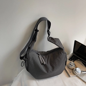 Dettaglio borsa hobo grigio antracite con trama a nido d'ape e tracolla larga regolabile