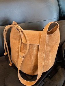 Women Retro PU Leather Bucket Bag White Contrast Stitching Flap Drawstring Shoulder Crossbody Bag Fashion Daily Messenger Bag
