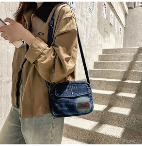 Sac bandoulière en jean délavé rétro avec patch en cuir marron et bandoulière réglable