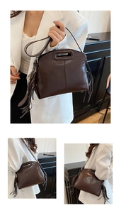 Détail du sac à main en cuir marron vintage avec poignée découpée et franges latérales