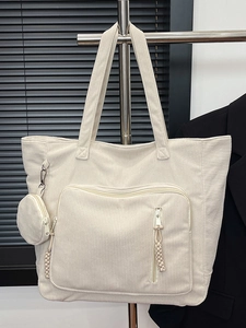 Grande borsa tote in velluto a coste color crema con mini ciondolo rotondo e tasca con cerniera