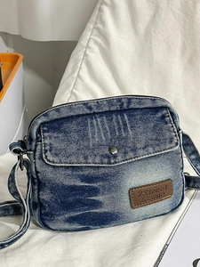 Sac à bandoulière vintage en denim délavé bleu foncé avec poche avant et bandoulière réglable