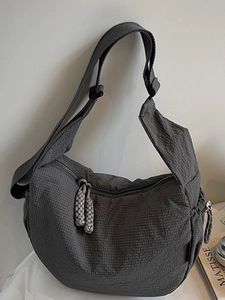 Borsa a tracolla minimalista grigio scuro con trama a griglia e ampia tracolla regolabile