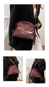 Détails du sac bandoulière bordeaux foncé avec de longues franges et boucle en métal