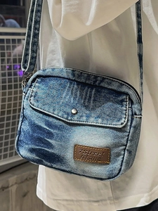 Sac à bandoulière en denim délavé bleu vintage avec poche à rabat et étiquette 7Street