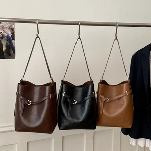 Vue détaillée des sacs seaux à la mode en coloris marron foncé, noir et marron clair