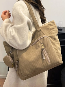 Grande borsa tote in velluto a coste kaki con tasca frontale e ciondolo rotondo