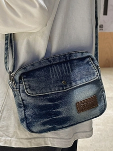 Sac bandoulière en denim délavé bleu vintage avec sangle réglable et détail en cuir