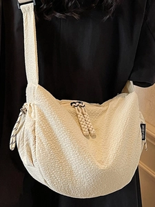 Borsa a mezzaluna beige minimalista in tessuto a nido d'ape con ampia tracolla