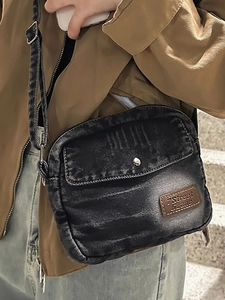 Petit sac bandoulière en denim gris foncé délavé avec écusson en cuir et boucle