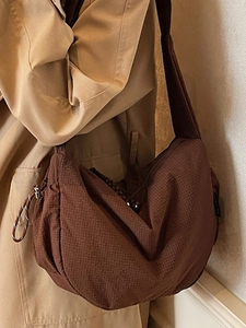 Borsa a tracolla giapponese marrone scuro a mezzaluna in tessuto testurizzato con cordino