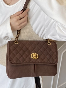 Sac cabas matelassé en daim marron avec boucle dorée et bandoulière en chaîne métal