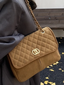 Grand sac cabas en daim matelassé caramel avec chaîne dorée pour femme style vintage