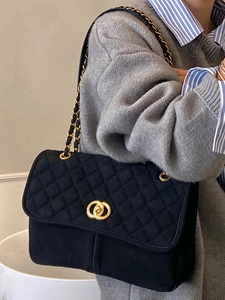 Sac fourre-tout vintage matelassé noir avec bandoulière chaîne dorée style élégant