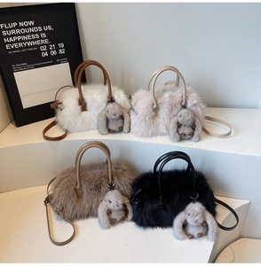 Détail de sacs fourre-tout en peluche en quatre couleurs avec breloques lapin mignonnes