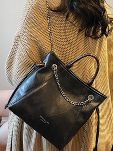 Borsa tote nera chic con tracolla a catena argento e manico vintage da donna