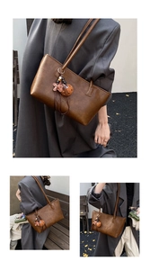 Détail du sac cabas marron foncé avec texture cuir et pendentif étoile élégant
