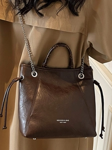 Borsa tote marrone in pelle lucida con manici monogramma e tracolla a catena donna