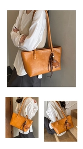 Détail du sac cabas caramel avec lettrage embossé et pendentif monstre en peluche doux