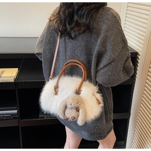 Sac fourre-tout en peluche blanche avec anses en cuir marron et breloque lapin sur le modèle