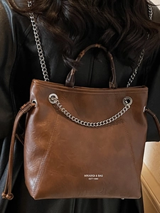 Borsa tote in pelle marrone con catena e logo vintage in rilievo per l'inverno