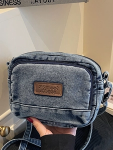 Sac Bandoulière en Denim Élégant pour Femmes Fermetures Éclair Multiples Sac à Épaule en Denim Lavé Petit Sac Carré Rétro Avec Patch en Cuir