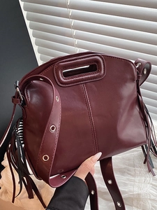 Sac à Épaule en Cuir PU Rétro pour Femmes Sac à Bandoulière avec Glands Poignée Évidée Bandoulière avec Oeillets Métalliques