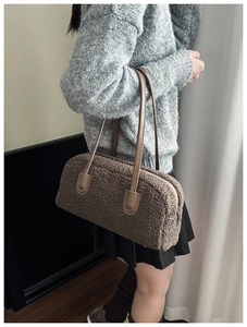 Vue détaillée du sac porté épaule en peluche marron avec anses en cuir et fermeture zippée argent