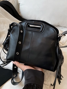 Sac bandoulière en PU noir avec détails à franges, large bandoulière à œillets et anse