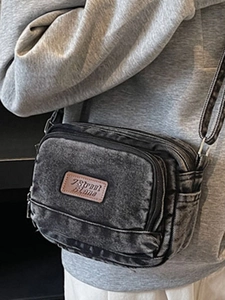 Sac bandoulière en denim délavé gris anthracite avec écusson en cuir et bandoulière réglable