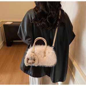 Sac fourre-tout en fausse fourrure rose avec lapin en peluche porté en bandoulière d'hiver