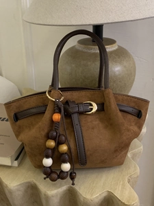 Sac à Épaule en Cuir PU Vintage pour Femmes Texture Daim Rétro Sac à Main Grande Capacité Avec Pendentif à Pompon pour le Quotidien