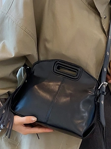 Sac bandoulière chic en cuir PU noir avec pompon vintage et bandoulière réglable