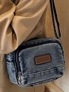 Sac bandoulière en denim pour femme avec patch en cuir et texture bleu délavé vintage