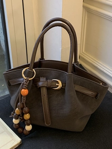 Grand sac cabas vintage en daim marron avec pendentif en perles ethniques et poignées